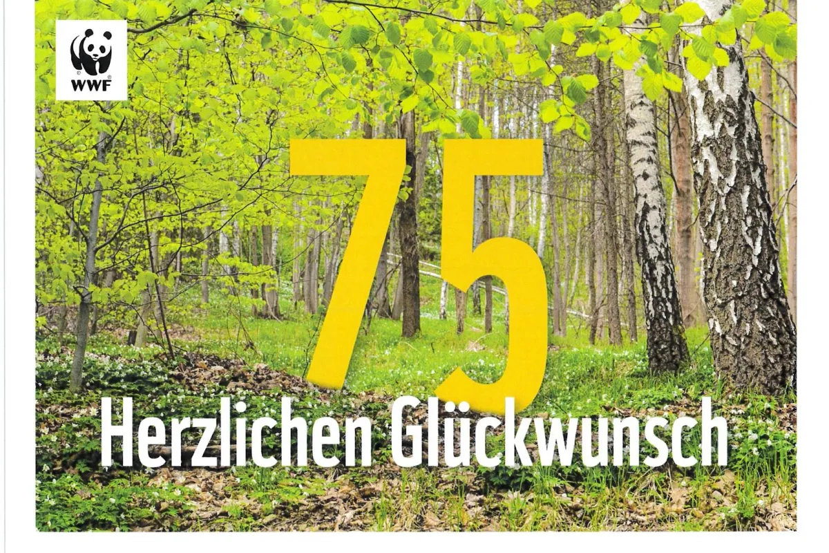 Glückwunschkarte mit dem Logo des WWF (Panda): eine große, gelbe 75 steht im frühlingshaften Birkenwald